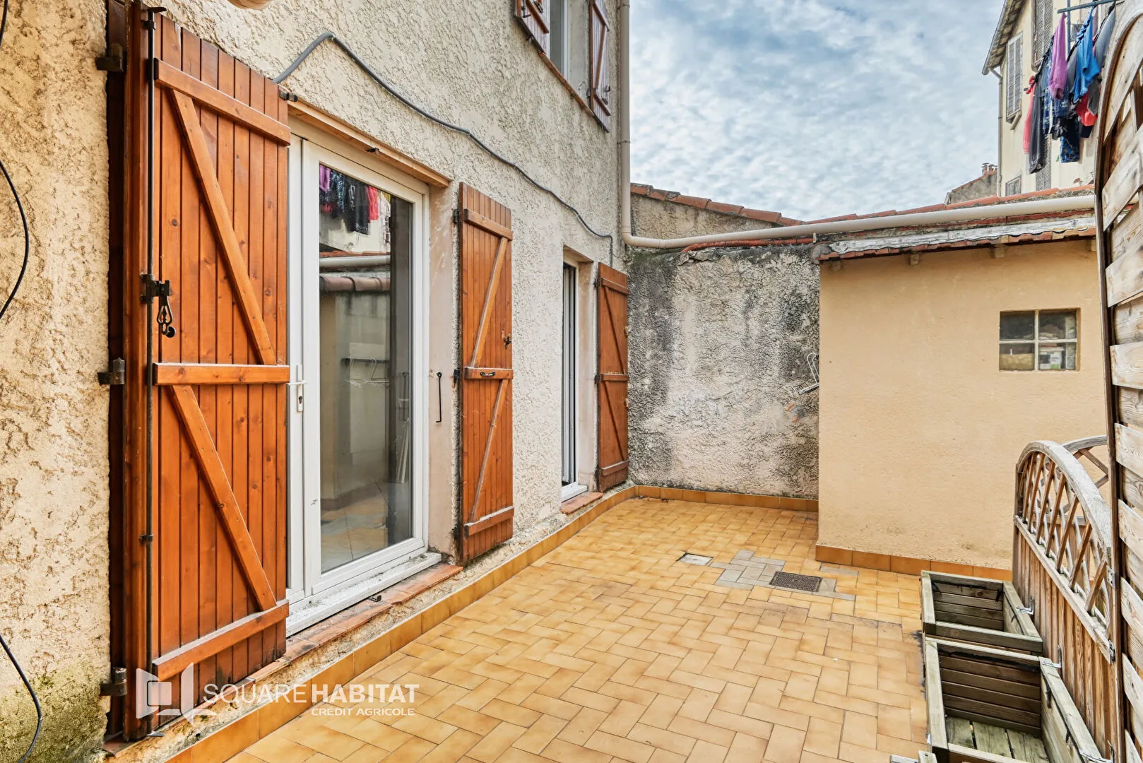 Maison individuelle calme à Marseille 13015 avec terrasse et potentiel d'investissement 