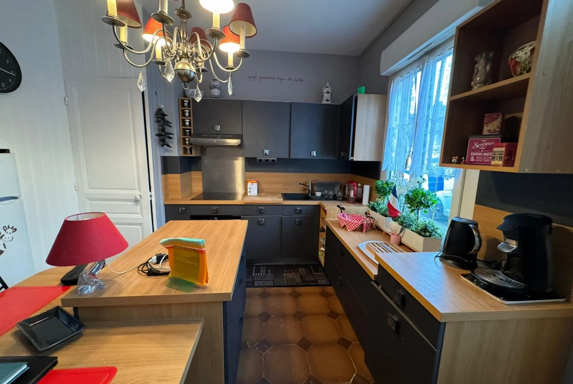 Maison de ville à vendre en centre-ville de Moreuil avec jardin et dépendance 