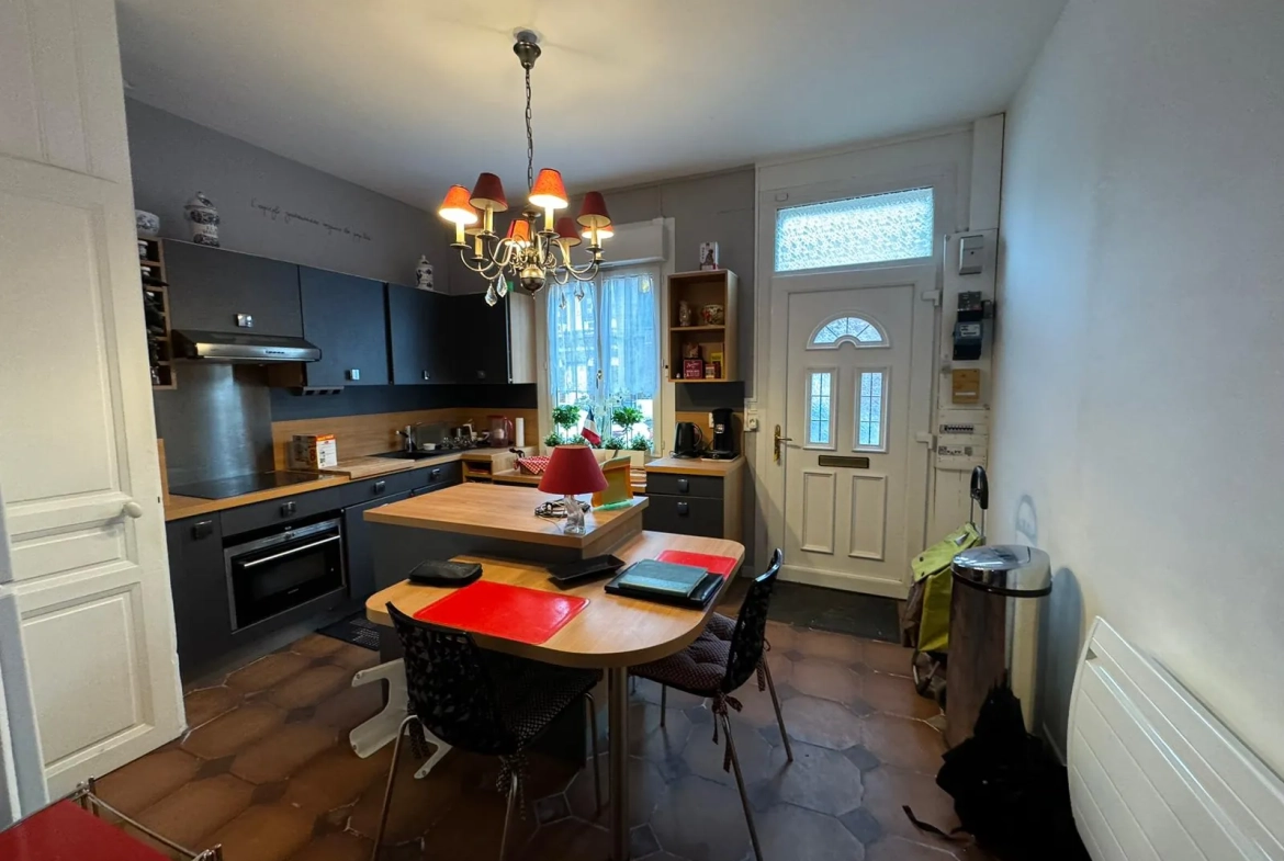 Maison de ville à vendre en centre-ville de Moreuil avec jardin et dépendance 