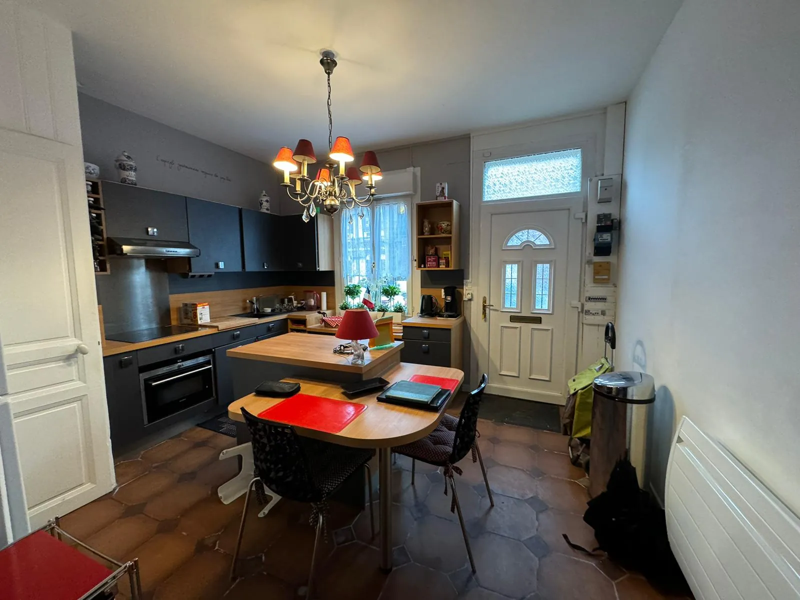 Maison de ville à vendre en centre-ville de Moreuil avec jardin et dépendance 