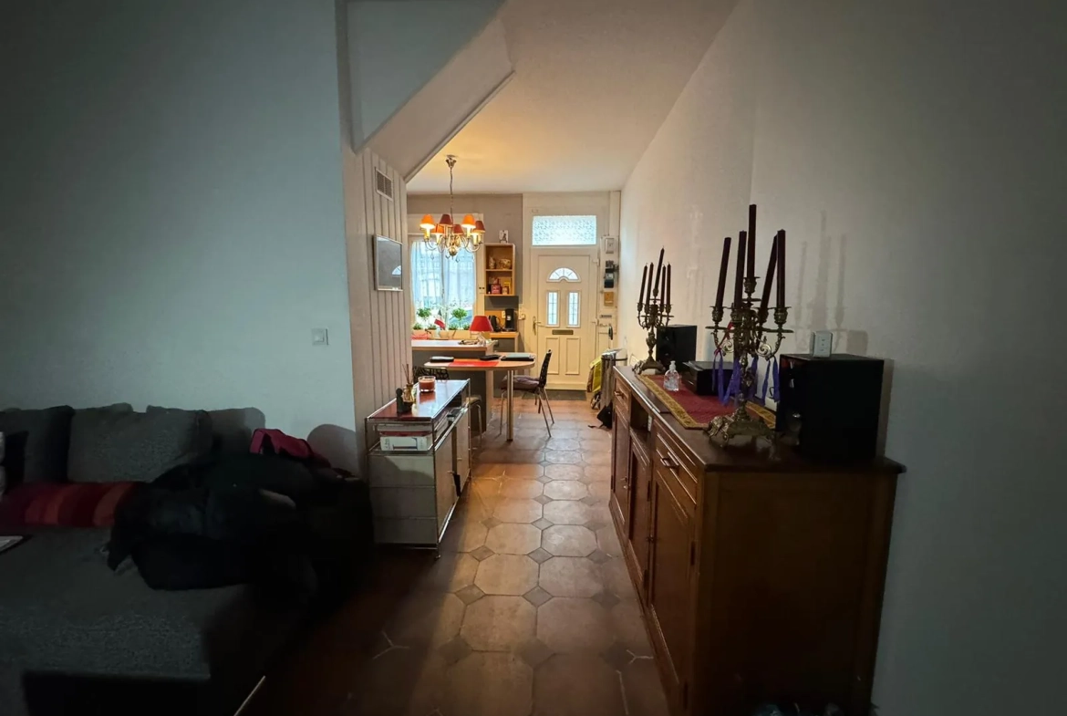 Maison de ville à vendre en centre-ville de Moreuil avec jardin et dépendance 