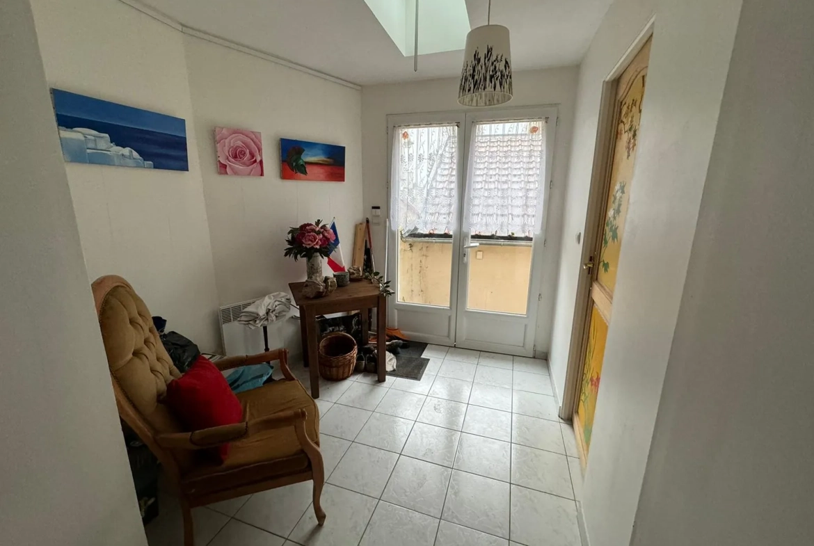 Maison de ville à vendre en centre-ville de Moreuil avec jardin et dépendance 