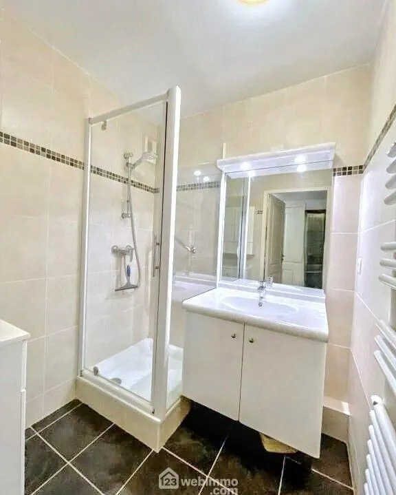 Charmant appartement 2 pièces avec terrasse à Sainte-Maxime, idéal pour investissement ou résidence principale 