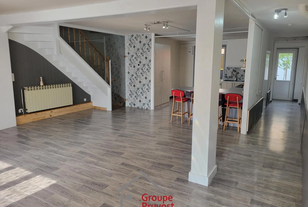 Maison de ville rénovée de 135 m² avec cour à Roanne 