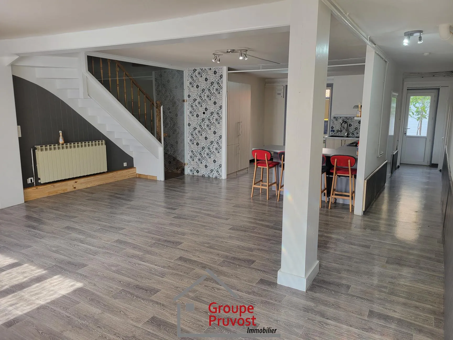 Maison de ville rénovée de 135 m² avec cour à Roanne 