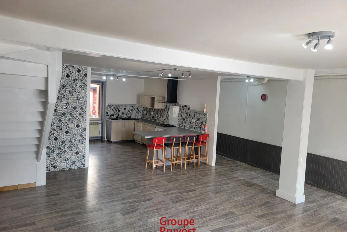 Maison de ville rénovée de 135 m² avec cour à Roanne 