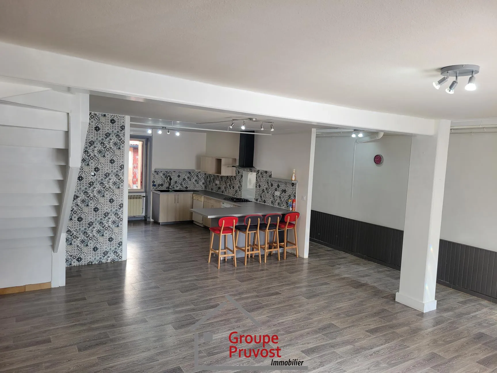 Maison de ville rénovée de 135 m² avec cour à Roanne 