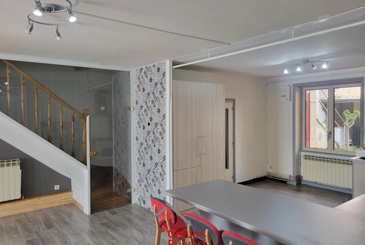 Maison de ville rénovée de 135 m² avec cour à Roanne 