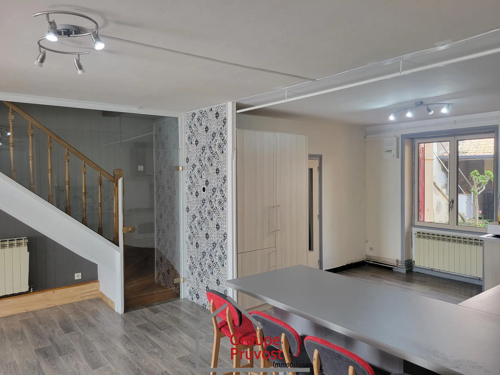 Maison de ville rénovée de 135 m² avec cour à Roanne 