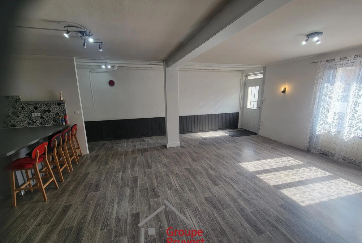 Maison de ville rénovée de 135 m² avec cour à Roanne 