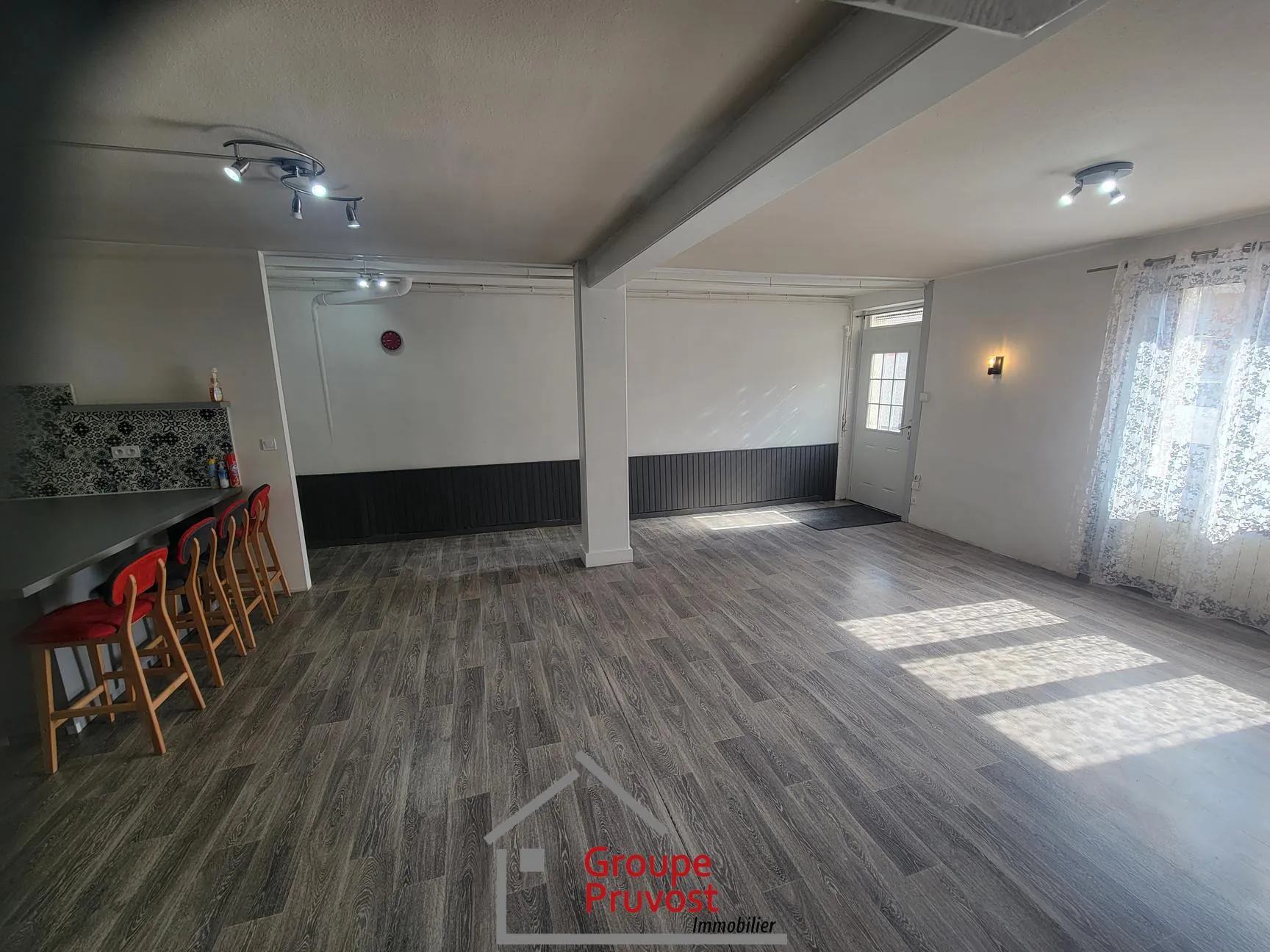 Maison de ville rénovée de 135 m² avec cour à Roanne 