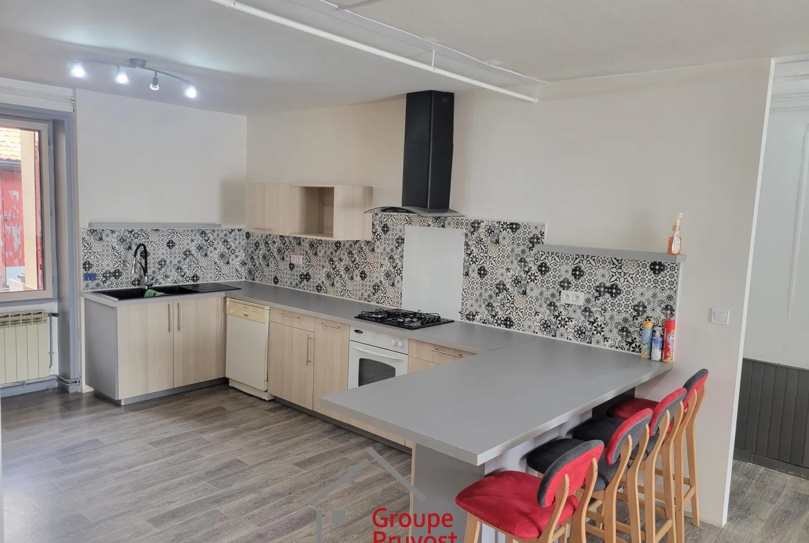 Maison de ville rénovée de 135 m² avec cour à Roanne 