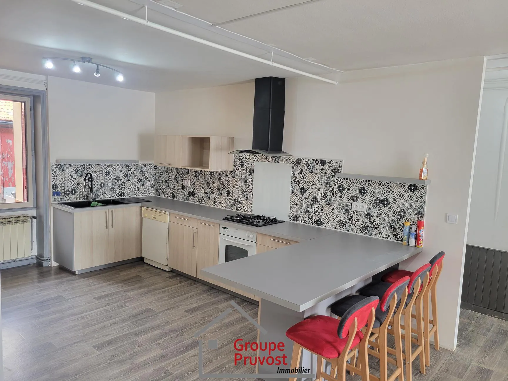 Maison de ville rénovée de 135 m² avec cour à Roanne 