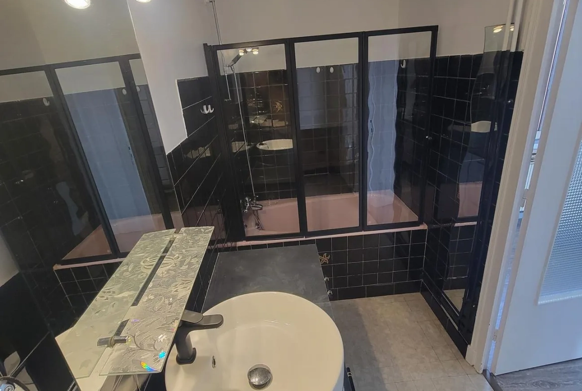 Maison de ville rénovée de 135 m² avec cour à Roanne 
