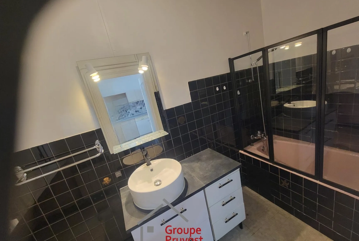 Maison de ville rénovée de 135 m² avec cour à Roanne 
