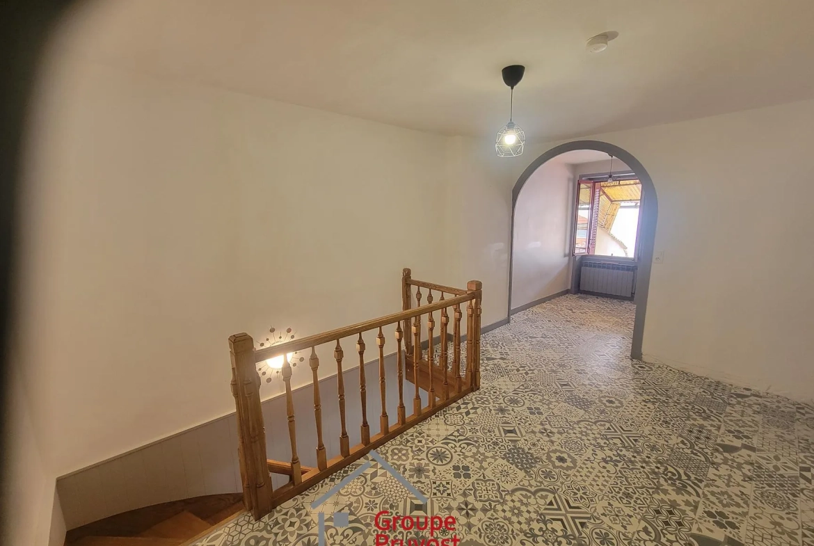 Maison de ville rénovée de 135 m² avec cour à Roanne 