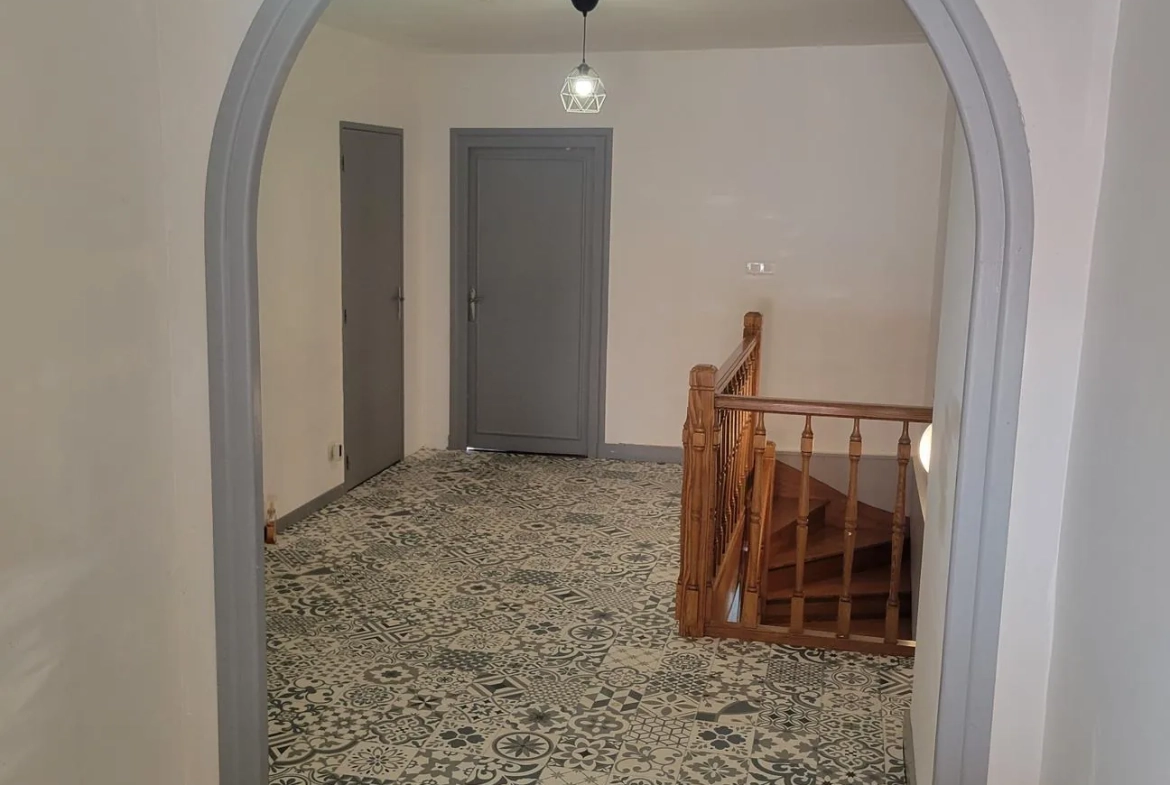 Maison de ville rénovée de 135 m² avec cour à Roanne 