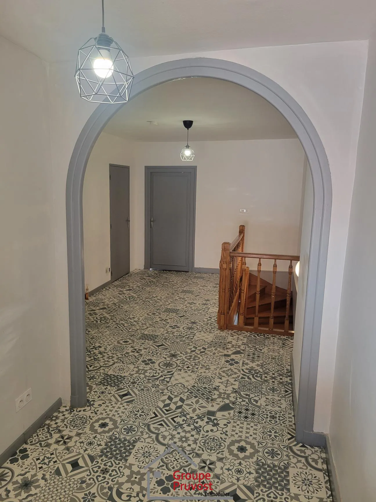 Maison de ville rénovée de 135 m² avec cour à Roanne 