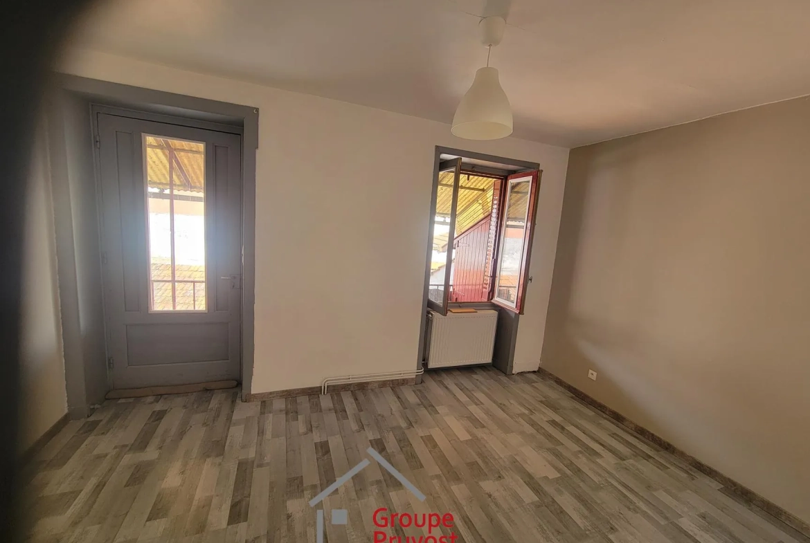 Maison de ville rénovée de 135 m² avec cour à Roanne 
