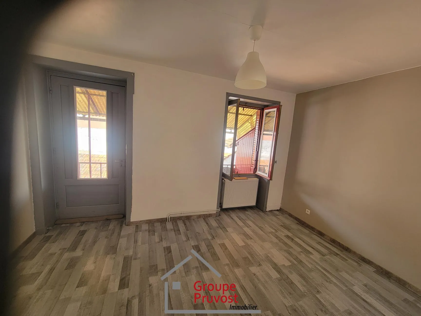 Maison de ville rénovée de 135 m² avec cour à Roanne 