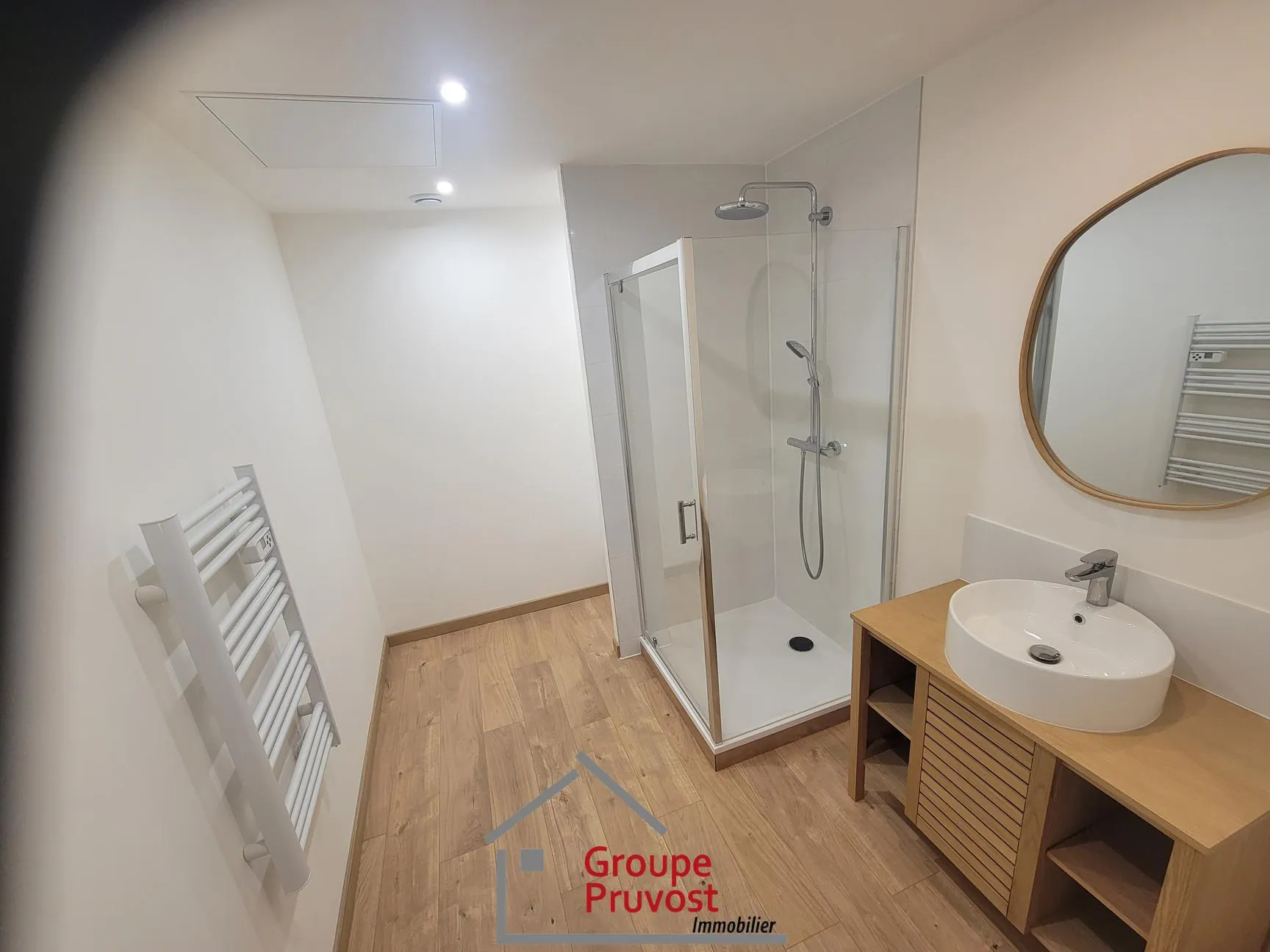 Maison de ville rénovée de 135 m² avec cour à Roanne 