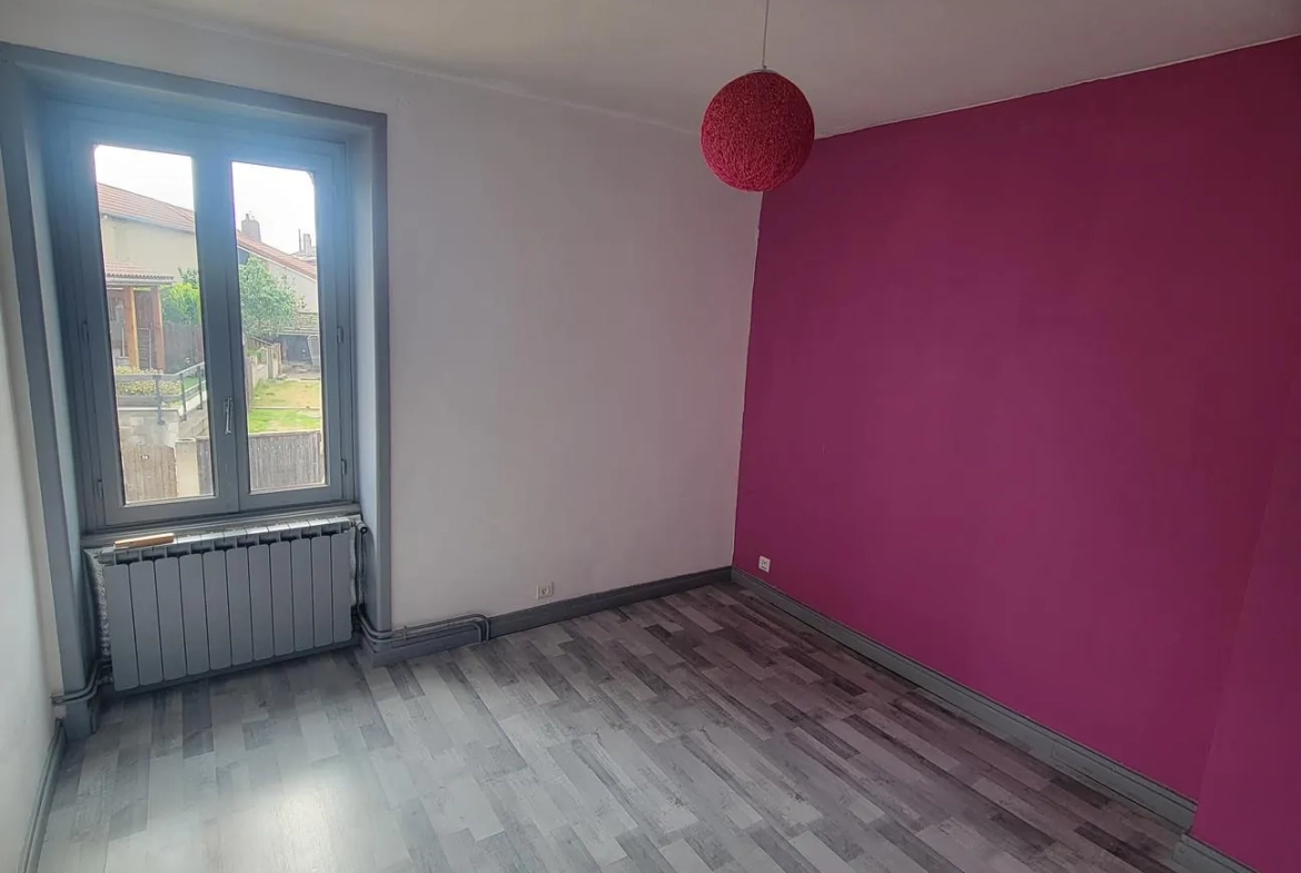Maison de ville rénovée de 135 m² avec cour à Roanne 
