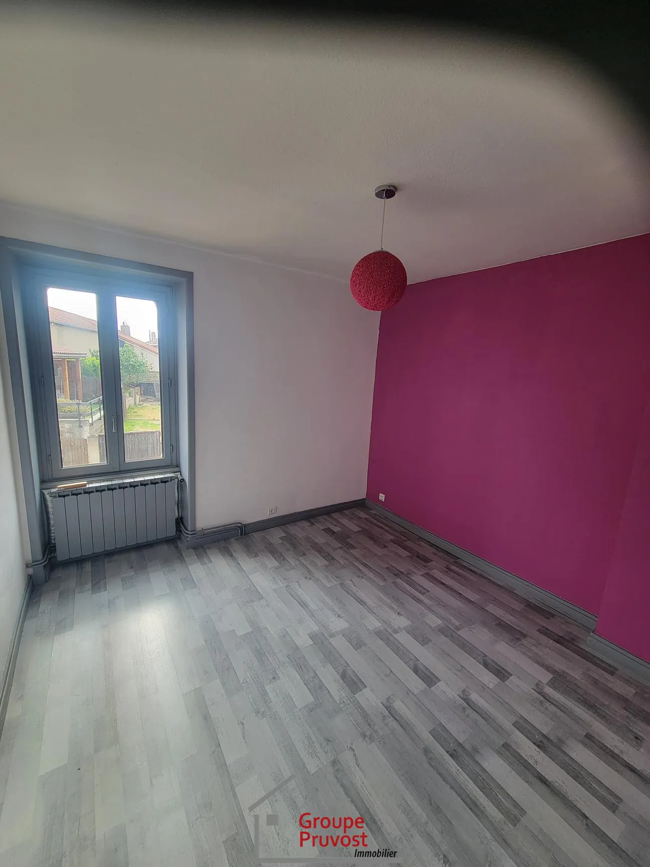 Maison de ville rénovée de 135 m² avec cour à Roanne 