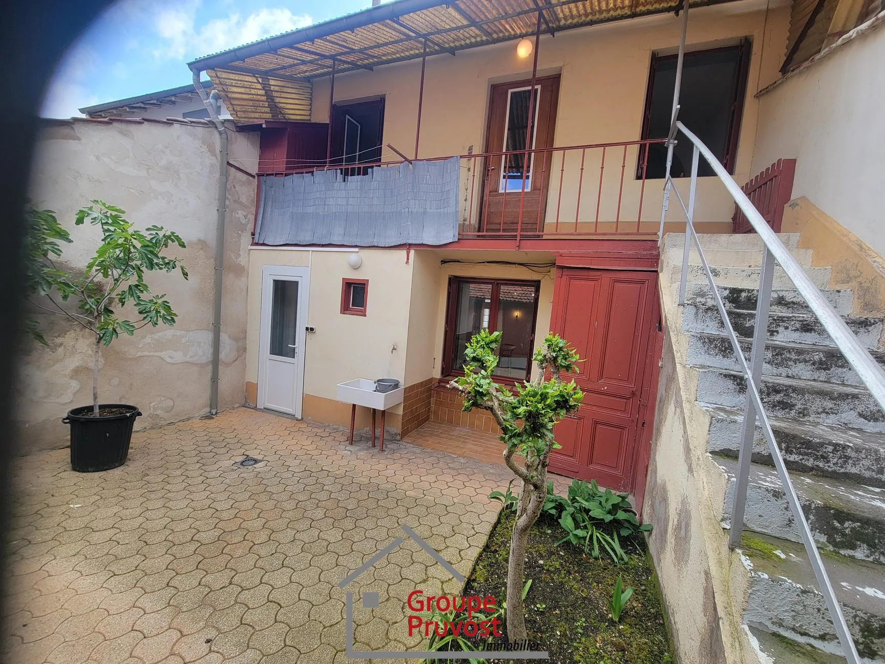 Maison de ville rénovée de 135 m² avec cour à Roanne 