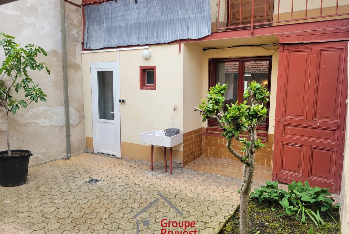 Maison de ville rénovée de 135 m² avec cour à Roanne 