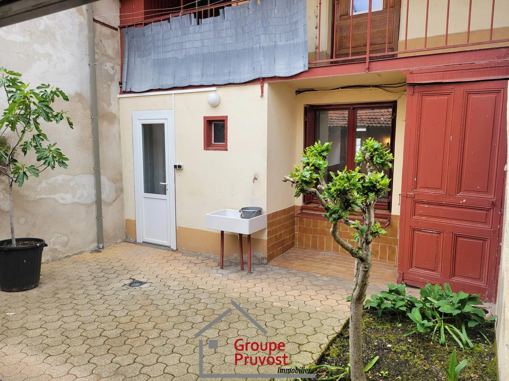 Maison de ville rénovée de 135 m² avec cour à Roanne 