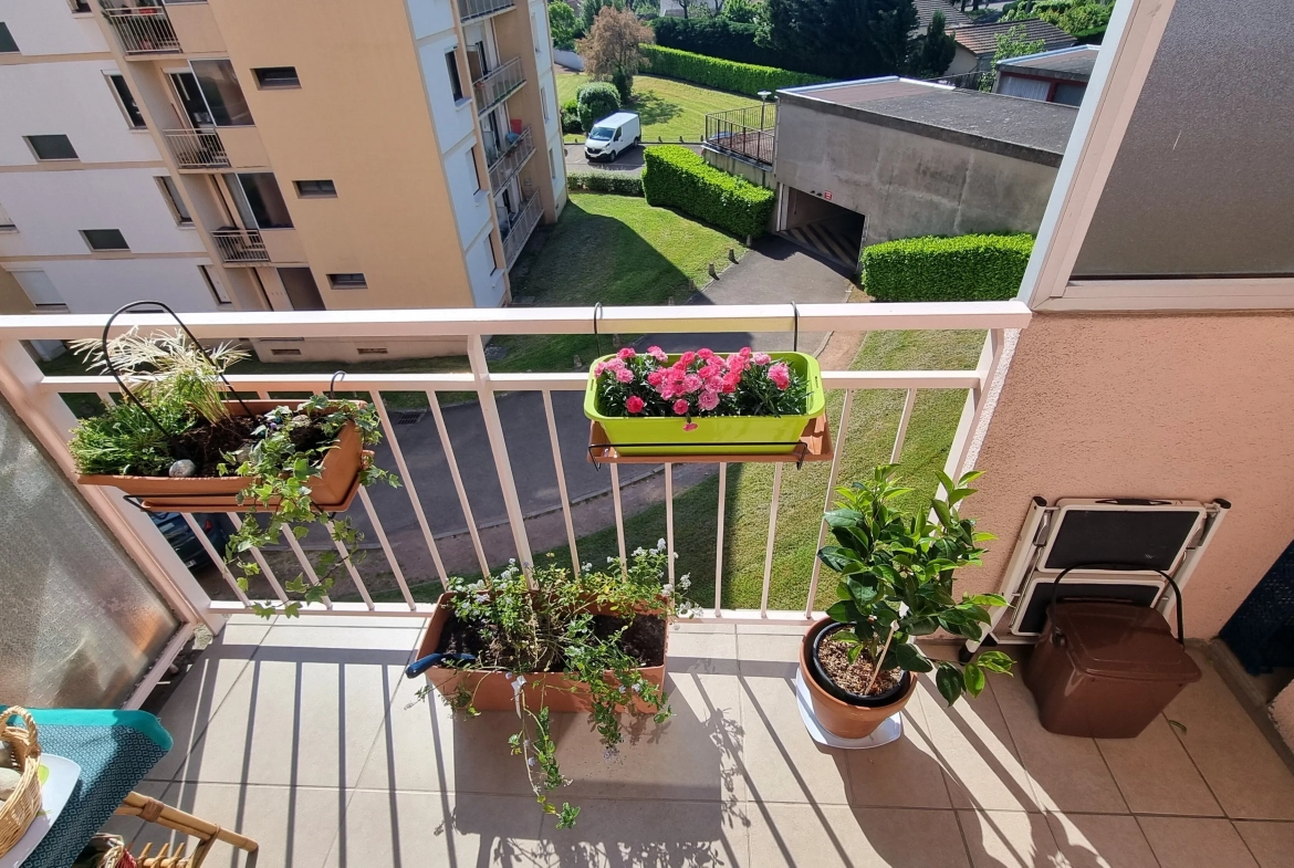 Appartement T2 rénové avec balcon, cave et parking à Riorges - Prix 91 000 € 