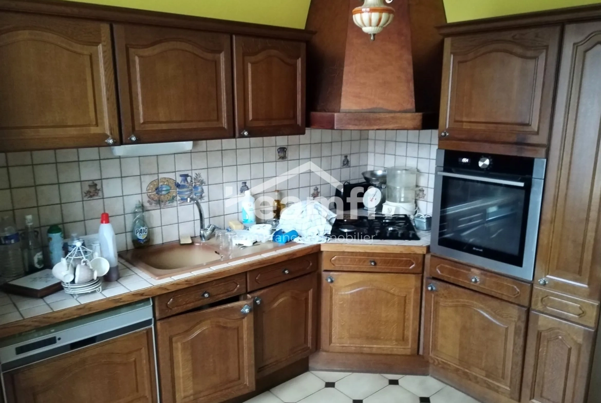 Maison à vendre à Saint-Yorre de 160 m² avec terrain arboré et espace indépendant 