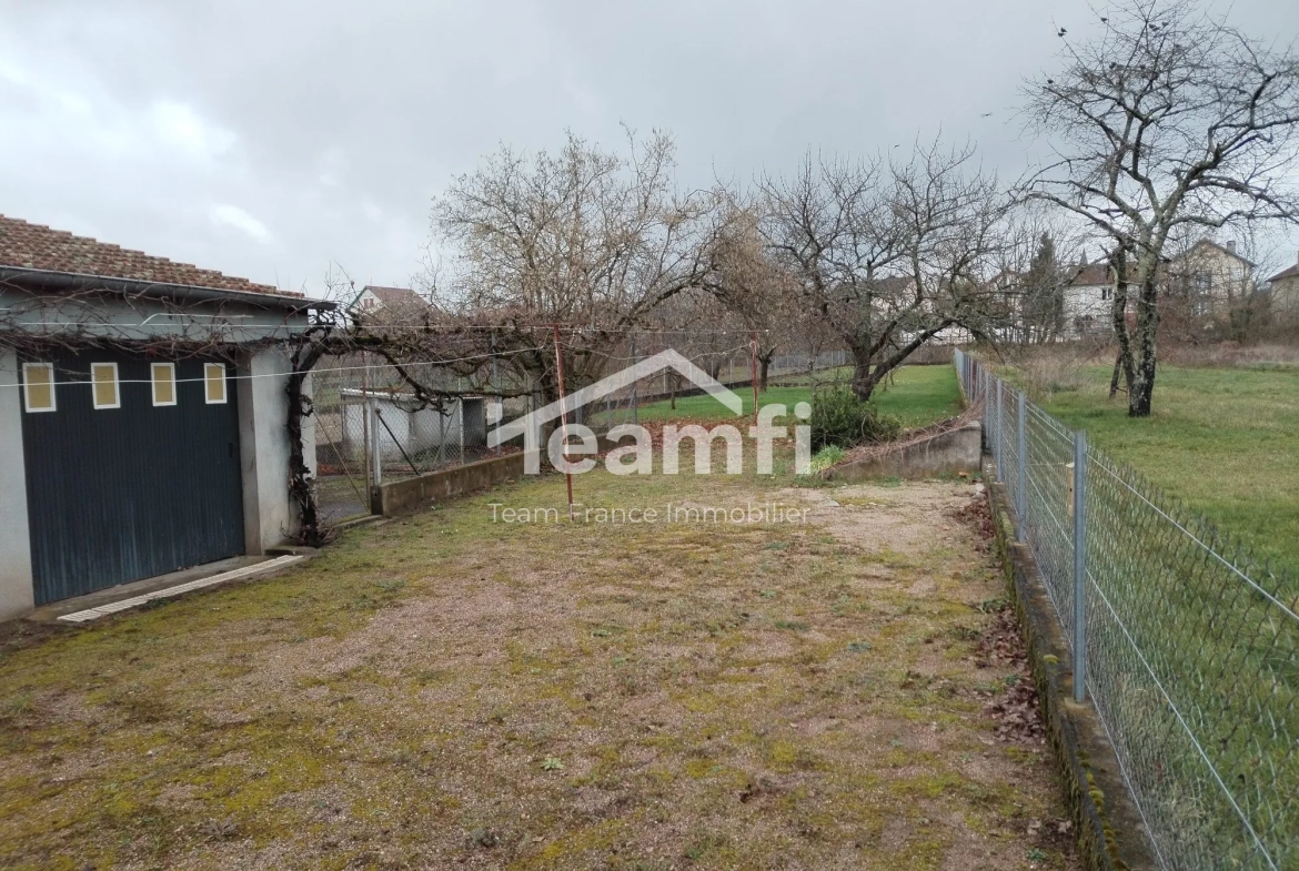 Maison à vendre à Saint-Yorre de 160 m² avec terrain arboré et espace indépendant 