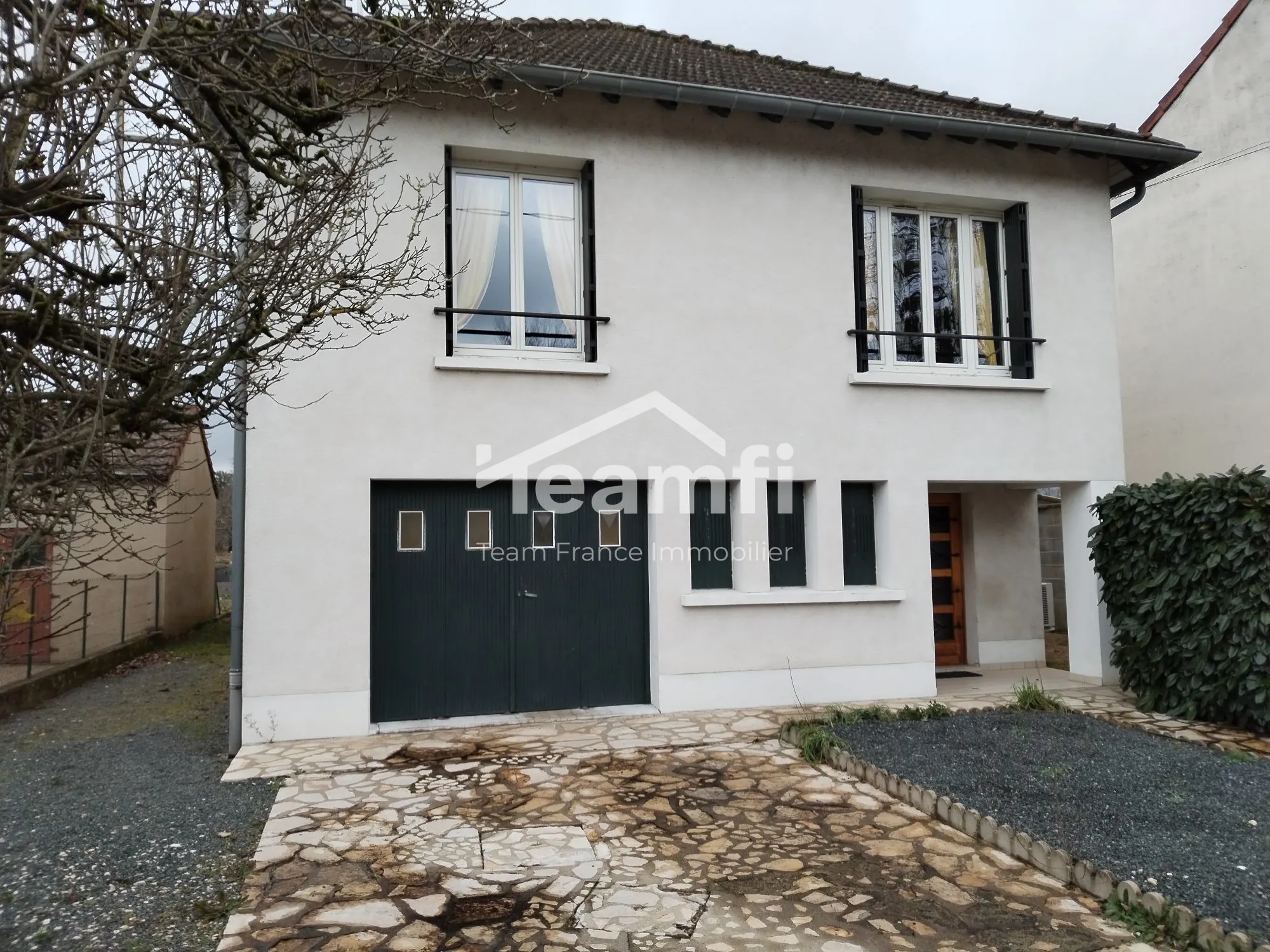 Maison à vendre à Saint-Yorre de 160 m² avec terrain arboré et espace indépendant 