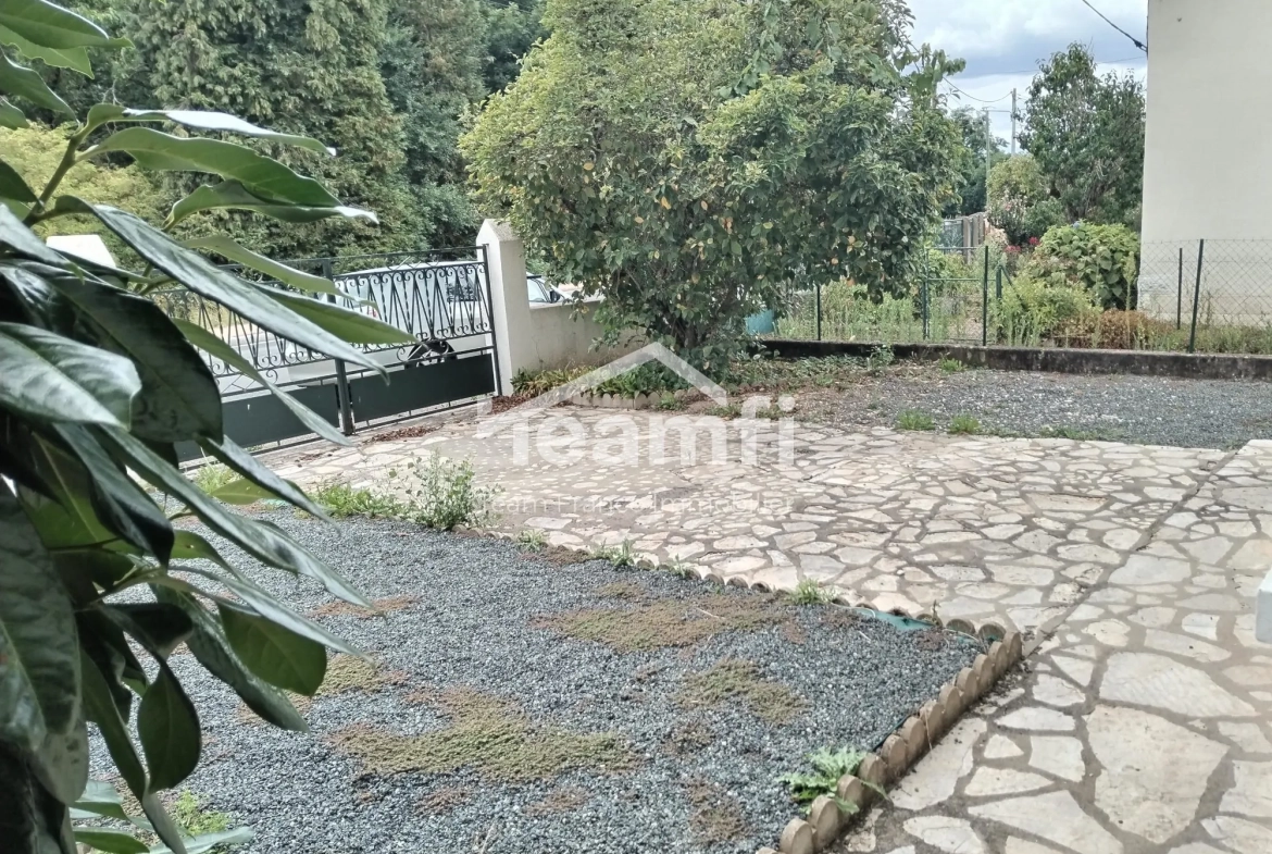 Maison à vendre à Saint-Yorre de 160 m² avec terrain arboré et espace indépendant 