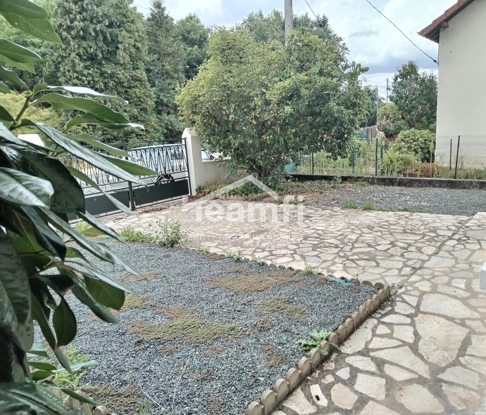 Maison à vendre à Saint-Yorre de 160 m² avec terrain arboré et espace indépendant 