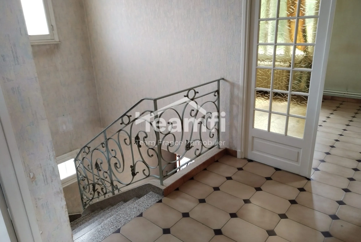 Maison à vendre à Saint-Yorre de 160 m² avec terrain arboré et espace indépendant 