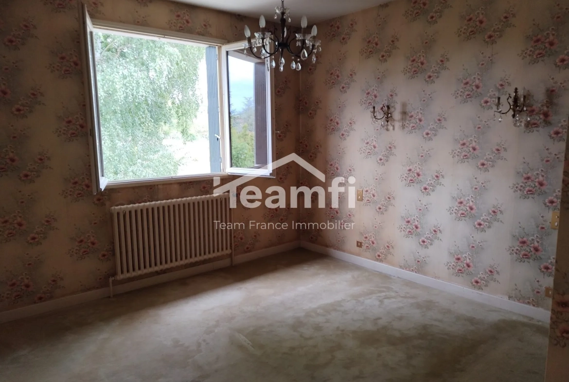 Maison à vendre à Saint-Yorre de 160 m² avec terrain arboré et espace indépendant 