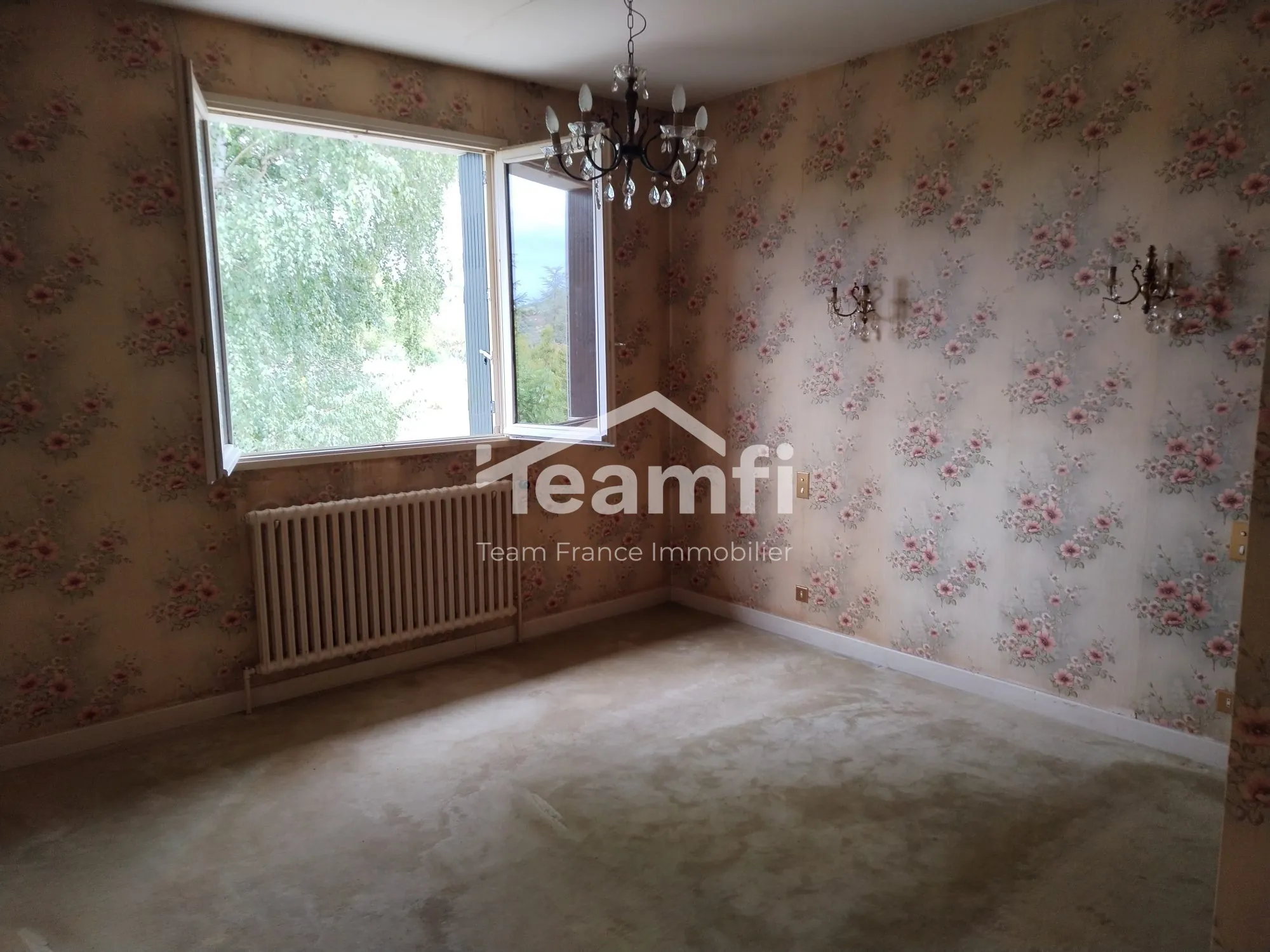 Maison à vendre à Saint-Yorre de 160 m² avec terrain arboré et espace indépendant 
