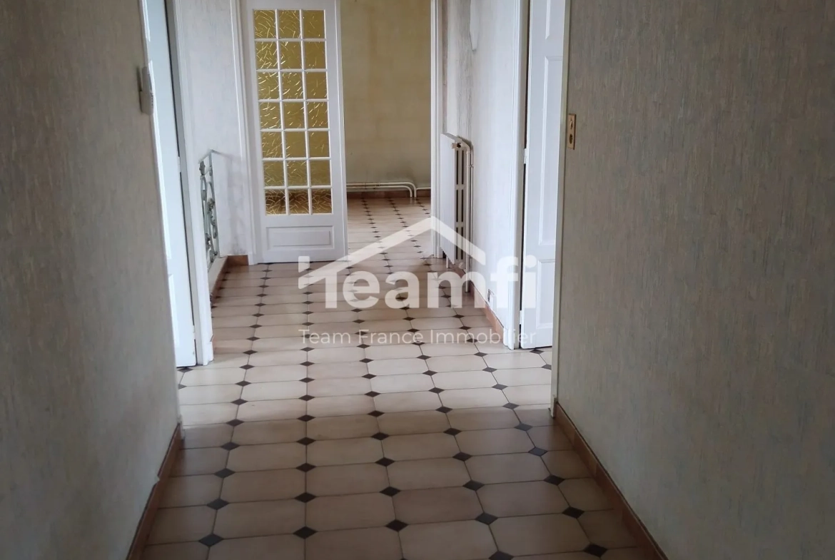 Maison à vendre à Saint-Yorre de 160 m² avec terrain arboré et espace indépendant 