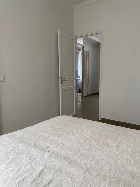 Appartement 2 pièces traversant avec cave à Paris 75018, calme et luminosité 