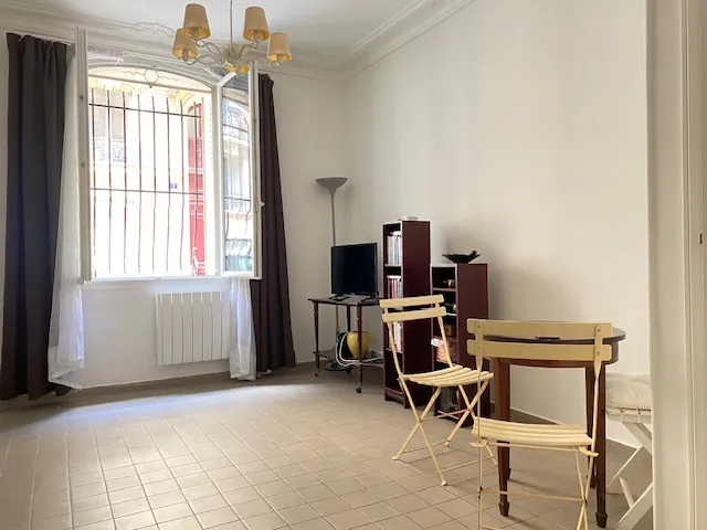 Appartement 2 pièces traversant avec cave à Paris 75018, calme et luminosité 