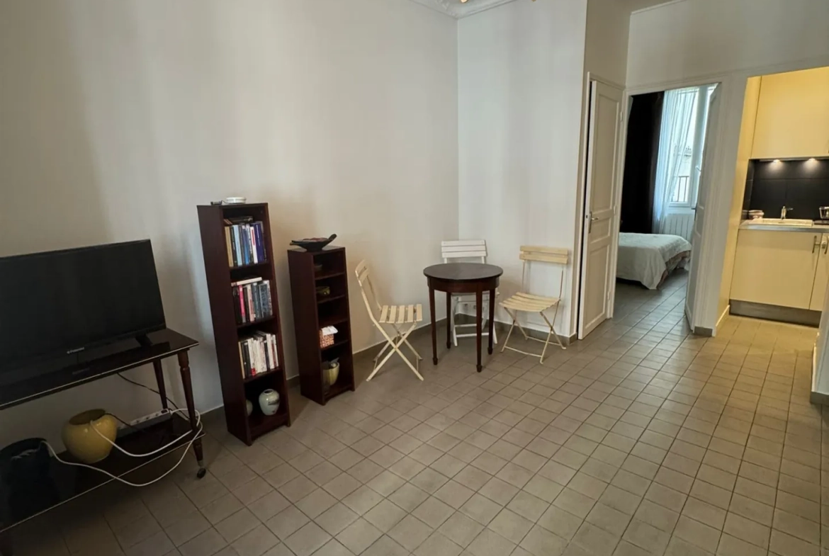 Appartement 2 pièces traversant avec cave à Paris 75018, calme et luminosité 