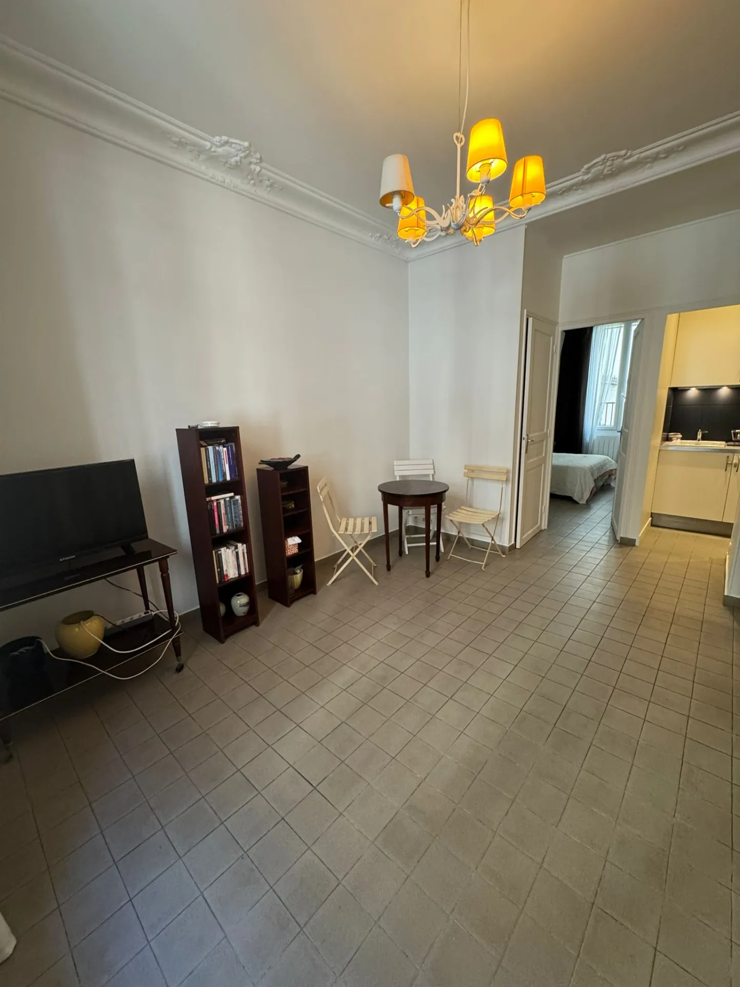 Appartement 2 pièces traversant avec cave à Paris 75018, calme et luminosité 