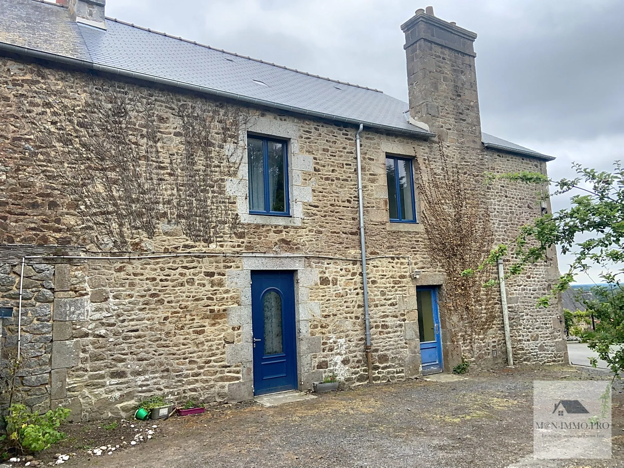 Maison en pierres à rénover à Les Portes du Coglais, 3 chambres, jardin et garage 