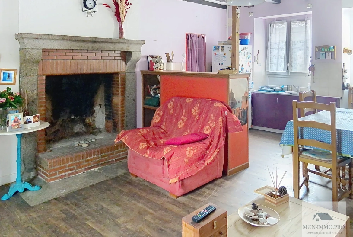 Maison en pierres à rénover à Les Portes du Coglais, 3 chambres, jardin et garage 