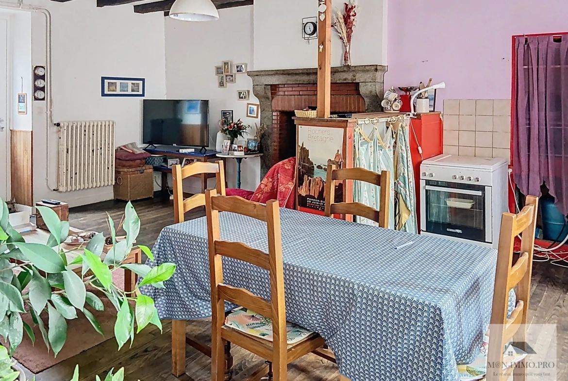 Maison en pierres à rénover à Les Portes du Coglais, 3 chambres, jardin et garage 