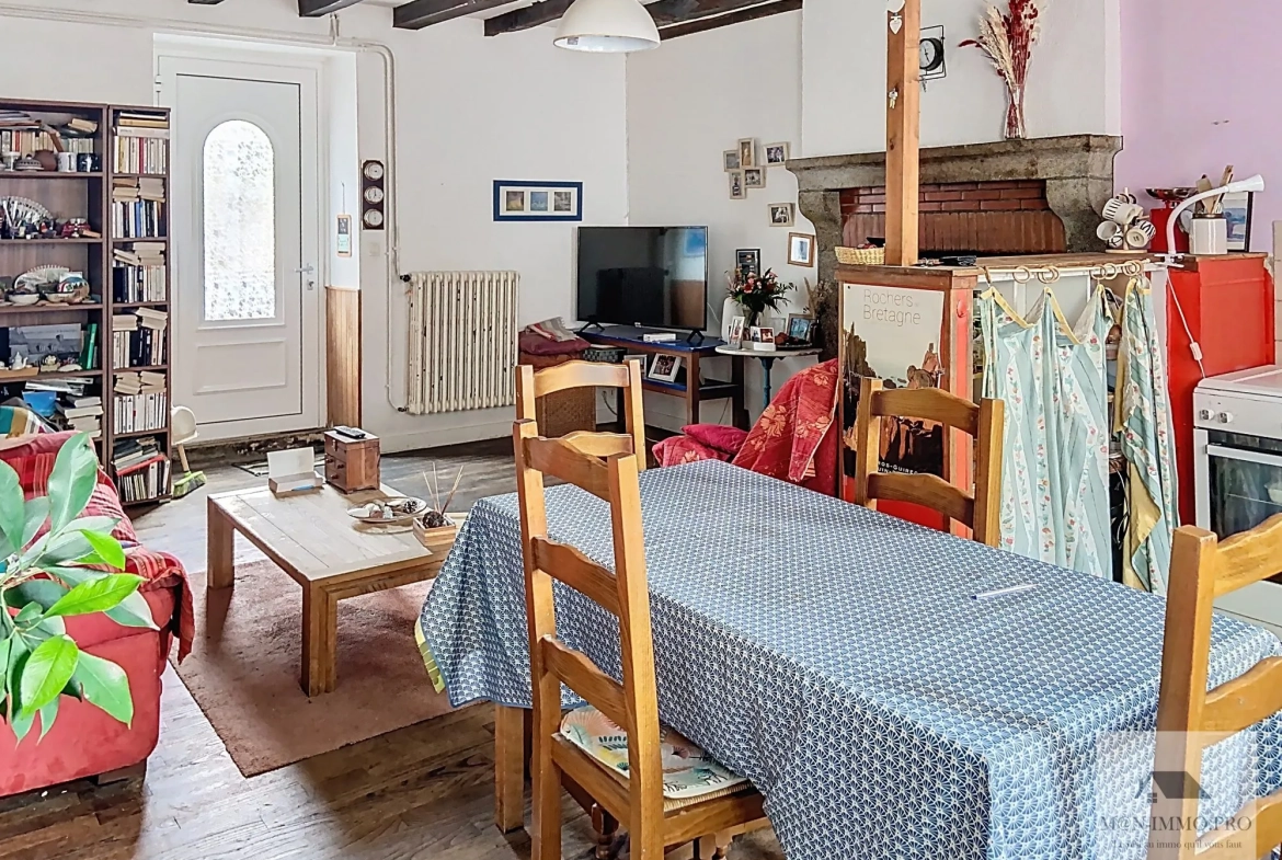 Maison en pierres à rénover à Les Portes du Coglais, 3 chambres, jardin et garage 