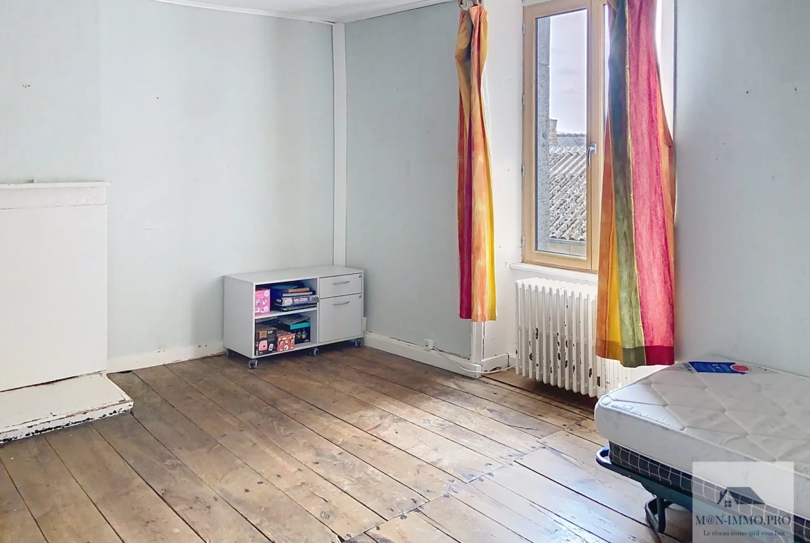 Maison en pierres à rénover à Les Portes du Coglais, 3 chambres, jardin et garage 