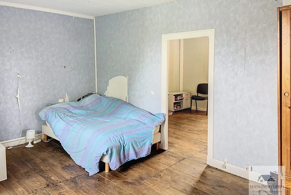 Maison en pierres à rénover à Les Portes du Coglais, 3 chambres, jardin et garage 